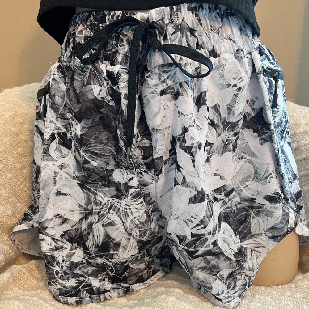 Oalka Floral Athletic Shorts Size Large